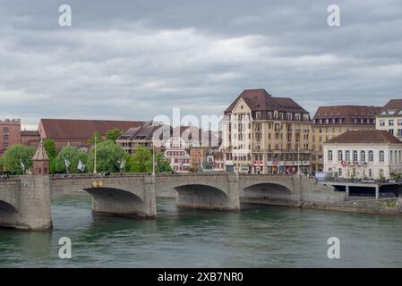 Ein Fluss, der zwischen historischen Gebäuden an beiden Ufern fließt, mit einer bogenförmigen Brücke darüber Stockfoto
