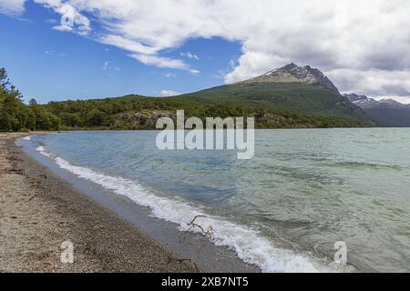 Das Ufer des Acigami-Sees, gespeist vom Lapataia-Fluss mit Bergen in Chile Stockfoto