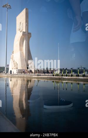 Denkmal für die Entdeckungen und ein Elektroroller in der Reflexion eines Fensters im Belem-Viertel von Lissabon, Hauptstadt Portugals, am 20. April 30 Stockfoto