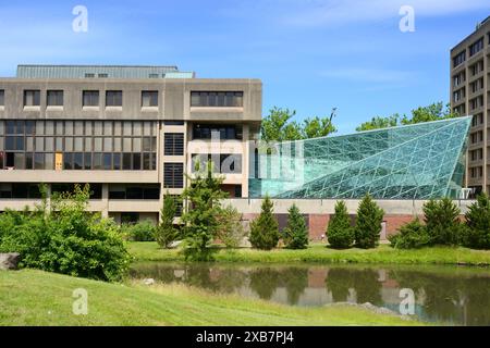 State University of New York at New Paltz (SUNY New Paltz), öffentliche Universität. Studentenwerk Gebäude, Atrium und malerischer Teich Stockfoto