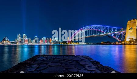 Die Lichter der Stadt Sydney und die Brücke des Opernhauses bei Nacht während des Lichtfestivals Stockfoto