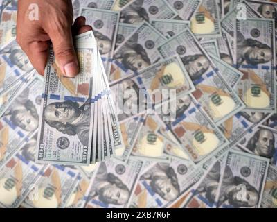 Dollarscheine auf dem Boden gestapelt Stockfoto