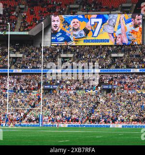 Fans von Warrington und Wigan zollen Rob Burrow in Wembley während des Finales des Challenge Cup 2024 Tribut Stockfoto