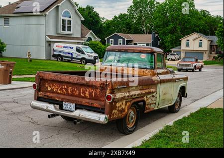Ein alter rostiger Pickup-Truck, der an einem Hausrand parkt Stockfoto