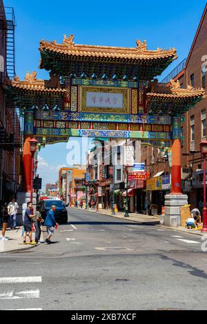 Beeindruckendes Tor zu Philadelphias Stadtviertel Chinatown. Bundesstaat Pennsylvania, USA. Stockfoto