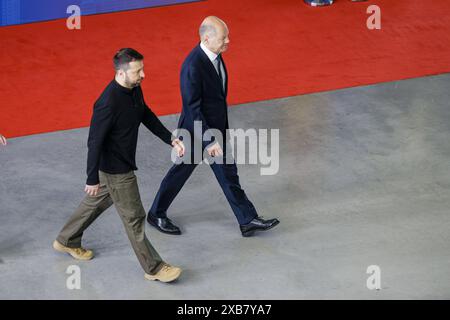 Ukrainische Wiederaufbaukonferenz URC. OLAF Scholz SPD, Bundeskanzler und der Ukrainische Praesident Wolodymyr Selenskyj auf dem Weg zum Familienfoto. . Berlin, 11.06.2024. Fotografiert im Auftrag des Bundesentwicklungsministeriums Berlin Deutschland *** Ukraine Recovery Conference URC Olaf Scholz SPD , Bundeskanzler, und der ukrainische Präsident Wolodymyr Selenskyj auf dem Weg zur Familie Foto Berlin, 11 06 2024 fotografiert im Auftrag des Bundesministeriums für wirtschaftliche Zusammenarbeit und Entwicklung Berlin Deutschland Copyright: xThomasxImoxBMZxphotothek.dex Stockfoto