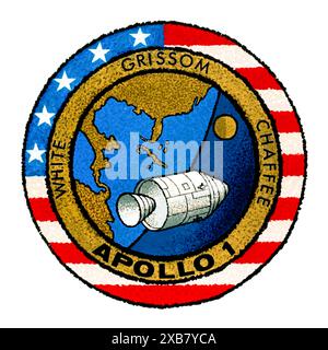 Apollo 1 erste bemannte Mission 1967 Insignien, die das Apollo-Kommando- und Dienstmodul in einer niedrigen Erdumlaufbahn mit dem Mond in der Ferne zeigen, und die Namen der Crew Gus Grissom, Ed White, und Roger B. Chaffee, der bei einem Probeversuch am 27. Januar 1967 tradisch bei einem Brand starb. Das Insignia wurde von der Crew entworfen, mit dem Kunstwerk von Allen Stevens, einem Mitarbeiter der North American Aviation. Stockfoto