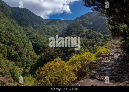 Wanderweg mit wunderschönem Blick in die Anaga Berge auf Teneriffa Stockfoto