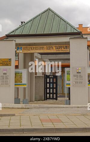 Donji Milanovac, Serbien - 14. März 2024: Eintritt zum Besucherzentrum Souvenir Shop und Bürogebäude des Public Enterprise National Park Djerdap. Stockfoto