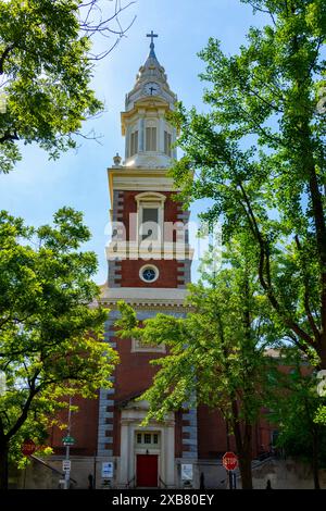 Westfassade der römisch-katholischen Kirche St. Augustinus. Philadelphia, Pennsylvenia, USA. Die ursprüngliche Kirche wurde am 8. Mai 1844 während der niedergebrannt Stockfoto