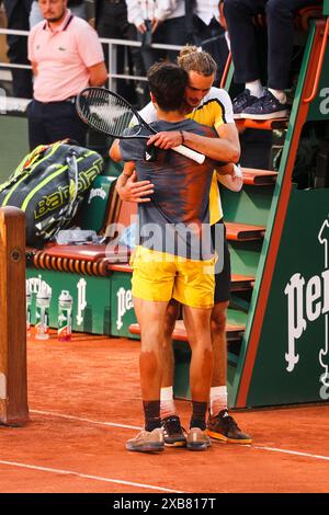 Tennisspieler Carlos Alcaraz aus Spanien und Alexander Zverev (GER) nach dem Finale der Männer beim French Open Grand Slam Tennis Turnier 2024 Stockfoto