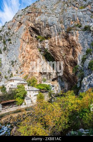 Kloster am Buna-Fluss entspringt in der Stadt Blagaj in der Nähe von Blagaj Tekija House Village. Blagaj, Mostar, Bosnien und Herzegowina, Europa Stockfoto