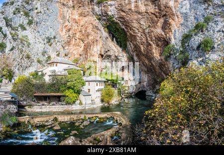 Kloster am Buna-Fluss entspringt in der Stadt Blagaj in der Nähe von Blagaj Tekija House Village. Blagaj, Mostar, Bosnien und Herzegowina, Europa Stockfoto