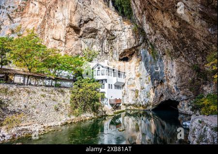 Kloster am Buna-Fluss entspringt in der Stadt Blagaj in der Nähe von Blagaj Tekija House Village. Blagaj, Mostar, Bosnien und Herzegowina, Europa Stockfoto