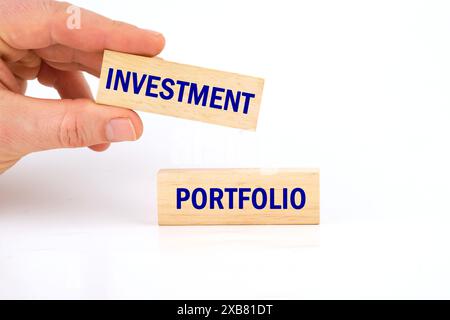 Symbol für Anlageportfolios. Konzeptwort „Investitionsportfolio es wird von Hand auf Holzstangen angelegt Stockfoto