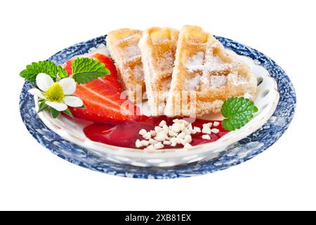 Gebackene Waffeln mit Erdbeeren und Soße isoliert auf weißem Hintergrund Waffeln Stockfoto