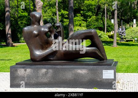 Henry Moore, liegender Mutter und Kind, Geschenk der Sydney and Walda Besthoff Foundation, New Orleans, Louisiana, USA. Stockfoto