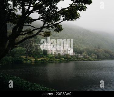 Ein malerischer Blick auf die Kylemore Abbey & Victorian Wall Garden. Stockfoto