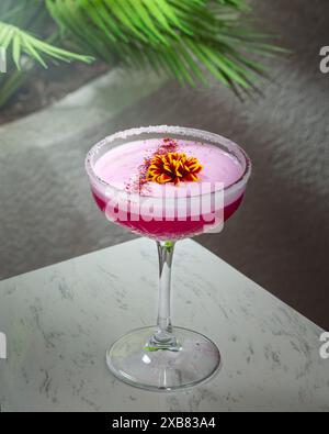 Farbenfroher Cocktail mit Obstgarnitur Stockfoto