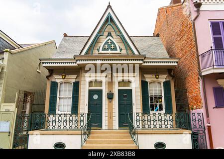 Das Residence ist typisch für ein doppeltes Shotgunr-Haus (zentrales Fensterpaar flankiert von Eingangstüren). Das historische Stadthaus von New Orleans. Neue Orle Stockfoto