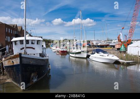 Boote, die im Frühling am Fluss Stour in Sandwich, kent, ankern Stockfoto