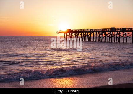 Ein Sonnenaufgang über einem Meerespier Stockfoto
