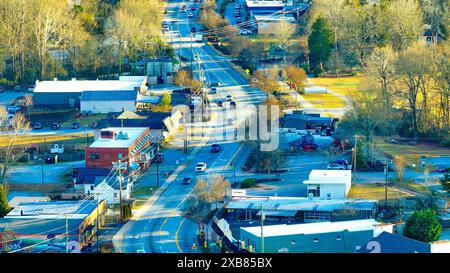 Aus der Vogelperspektive zahlreicher Autos, die auf einer Vorortstraße fahren Stockfoto