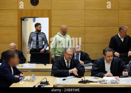 11. Juni 2024, Nordrhein-Westfalen, Bielefeld: Die Verteidiger Holger Rostek (l-r), Georg Schulze, Thomas Frehe, Alexander Strato und Carsten Ernst, Verteidiger der Beklagten, sitzen neben ihren Mandanten (l und 4. V. l.) in einem Gerichtssaal zu Beginn des Verfahrens gegen ein intransparentes Unternehmensnetzwerk wegen Betrugs im Zusammenhang mit Sozialabgaben, Lohnsummensteuern und Löhnen. Die sechs Angeklagten kommen aus Nordrhein-Westfalen und Niedersachsen. Die Staatsanwaltschaft wirft ihnen die Gründung von Unternehmen mit Sitz in Osnabrück, Bielefeld, Oldenburg, Werther und Duisburg vor Stockfoto