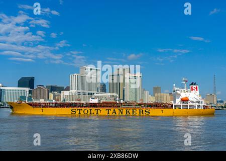 Stolt Tankers, Schiff nähert sich Crescent City Connection Brücken am Mississippi River, New Orleans, Louisiana, USA. Stockfoto