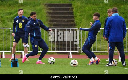 Che Adams (links) und Billy Gilmour während eines Trainings im Stadion am Groben in Garmisch-Partenkirchen. Bilddatum: Dienstag, 11. Juni 2024. Stockfoto