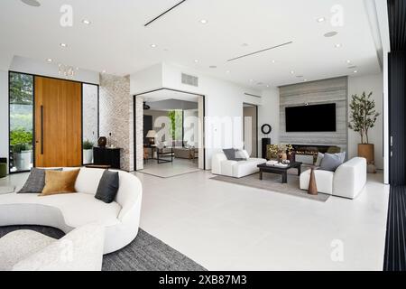Ein stilvolles und elegantes Wohnzimmer mit makellos weißen Möbeln Stockfoto