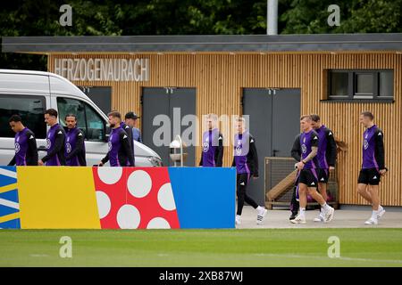 Herzogenaurach, Deutschland. Juni 2024. Fußball, Vorbereitung auf die UEFA Euro 2024, Training Deutschland, die deutschen Spieler kommen zum Training. Quelle: Christian Charisius/dpa/Alamy Live News Stockfoto