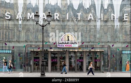 Das Kaufhaus La Samaritaine in der Rue de Rivoli. Reflexionen der gegenüberliegenden Gebäude in der neuen Glasfassade. Paris, Frankreich, Europa, EU Stockfoto