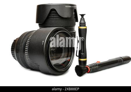 Grundlegende Werkzeuge zum Reinigen eines Kameraobjektivs. Linsenreinigungsstift und Linsenbürste. Diese Werkzeuge wurden entwickelt, um Staub, Flecken und Fingerabdrücke vom zu entfernen Stockfoto