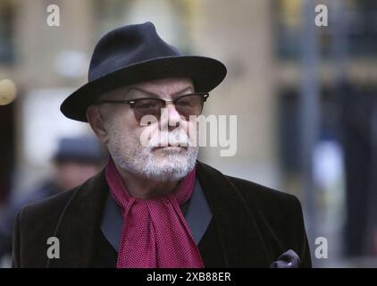 Aktenfoto von Gary Glitter vom 28./01/15, der von einem Richter des High Court befohlen wurde, einer der Frauen, die er misshandelt hat, 508.800 Pfund Schadensersatz zu zahlen. Ein Opfer des ehemaligen Popstars, dessen richtiger Name Paul Gaddis ist, erhob eine Entschädigungsforderung gegen ihn, nachdem er unter der „schlimmsten Art“ von Missbrauch durch seine Hände gelitten hatte. Die Frau verklagte Glitter, nachdem sie 2015 verurteilt worden war, weil sie und zwei weitere junge Opfer zwischen 1975 und 1980 missbraucht worden waren. Ausgabedatum: Dienstag, 11. Juni 2024. Stockfoto