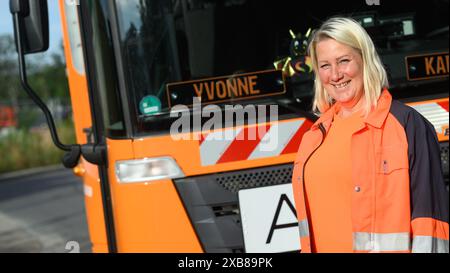 Langenhagen, Deutschland. Juni 2024. Yvonne Pedd, Müllsammler beim aha Zweckverband Abfallwirtschaft Region Hannover, steht vor einem Müllfahrzeug. Lange Zeit war der Müllsammler eine der letzten männlichen Domänen. 2019 führte die Entsorgungsfirma aha in Hannover einen Gießbesuch durch, um Müllsammlerinnen zu finden. Einige weibliche Müllsammler sind jetzt unterwegs. Quelle: Julian Stratenschulte/dpa/Alamy Live News Stockfoto