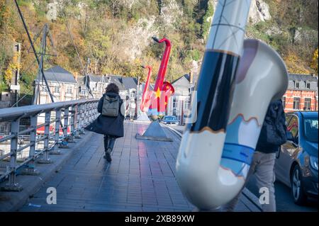 Frau in schwarzer Jacke, die auf einer Brücke neben einer Gitarre schlendert Stockfoto