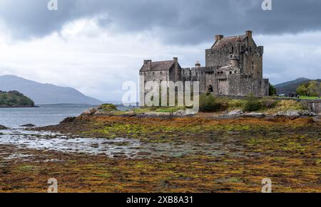 Majestätisches Schloss an der schottischen Küste unter bewölktem Himmel Stockfoto