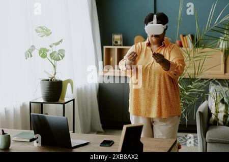 Pensionierte afroamerikanische Frau, die neue Technologien mit Hilfe des VR-Headsets erfährt Stockfoto