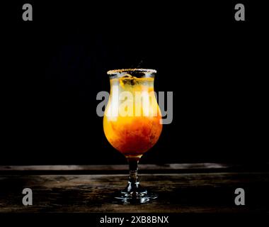 Frisch gepresster Orangensaft in einem Glas auf einem Tisch Stockfoto