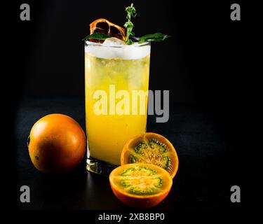 Hohes Glas mit reifer Zitrusfrucht, Minze und Getränk Stockfoto