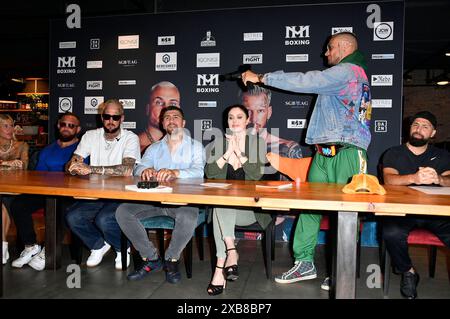 Desiree Hansen, Jörg Hansen, Marco Huck, Yvonne Woelke, Eric Sindermann und Jihad Ali Khan bei der Pressekonferenz zum Boxkampf Eric Sindermann vs. Jörg Hansen im REDO XXL Friedrichshain. Berlin, 10.06.2024 *** Desiree Hansen, Jörg Hansen, Marco Huck, Yvonne Woelke, Eric Sindermann und Jihad Ali Khan bei der Pressekonferenz zum Boxspiel Eric Sindermann gegen Jörg Hansen bei REDO XXL Friedrichshain Berlin, 10 06 2024 Foto:Xn.xKubelkax/xFuturexImagex sindermann 4623 Stockfoto