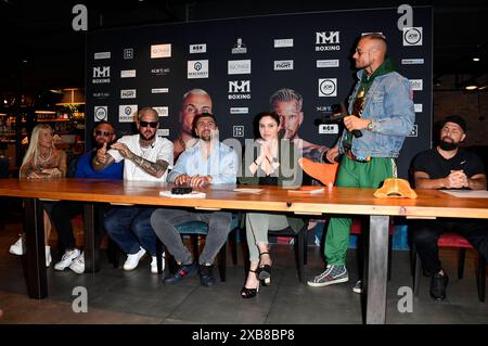 Desiree Hansen, Jörg Hansen, Marco Huck, Yvonne Woelke, Eric Sindermann und Jihad Ali Khan bei der Pressekonferenz zum Boxkampf Eric Sindermann vs. Jörg Hansen im REDO XXL Friedrichshain. Berlin, 10.06.2024 *** Desiree Hansen, Jörg Hansen, Marco Huck, Yvonne Woelke, Eric Sindermann und Jihad Ali Khan bei der Pressekonferenz zum Boxspiel Eric Sindermann gegen Jörg Hansen bei REDO XXL Friedrichshain Berlin, 10 06 2024 Foto:Xn.xKubelkax/xFuturexImagex sindermann 4624 Stockfoto