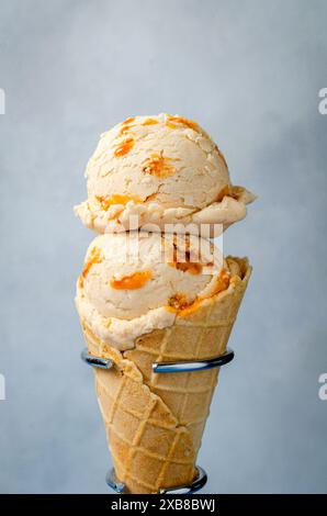 Drei Kugeln Eis mit würzigen Orangenschalen Stockfoto