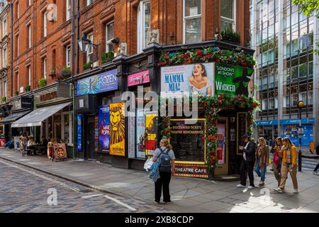 London Theatre Bookings Store in der Monmouth Street im Londoner Unterhaltungsviertel West End. Stockfoto