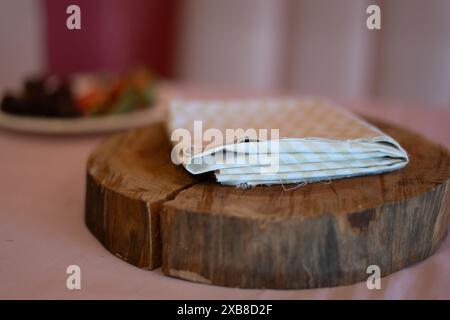 Rustikaler Brunch im Freien mit Obst und Serviette auf Holzplatte Stockfoto