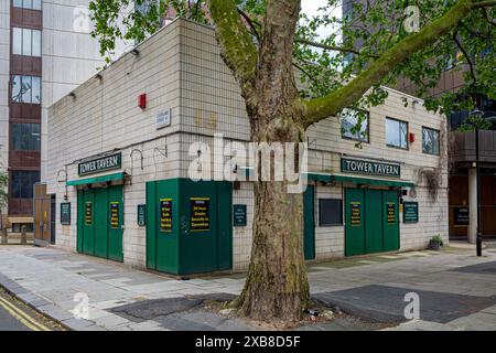 The Tower Tavern Pub in Fitzrovia London. Erbaut 1970 auf dem Gelände des Fitzroy Arms neben dem BT Tower - jetzt geschlossen. Stockfoto