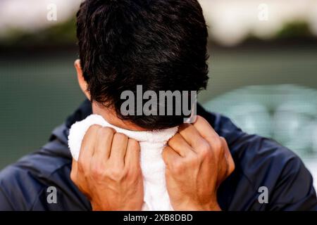 Paris, Frankreich. Juni 2024. Tennis: Grand Slam/ATP Tour - French Open, Singles, Herren, Finale. Zverev (Deutschland) - Alcaraz (Spanien). Carlos Alcaraz reagiert auf den Sieg des Turniers. Frank Molter/dpa/Alamy Live News Stockfoto