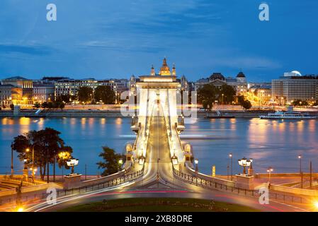 Blick auf die Kettenbrücke nach vorne bei Nacht Stockfoto