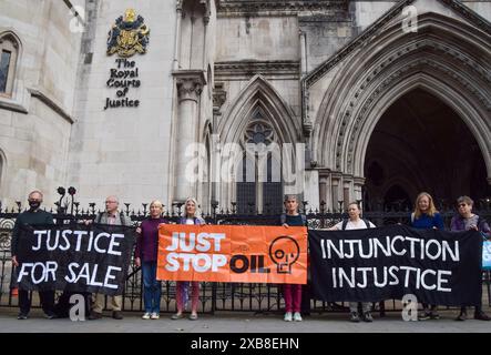 London, Großbritannien. 11. Juni 2024. Just Stop Oil-Aktivisten versammeln sich vor den königlichen Justizgerichten, während das Verfahren zur Verfügung des North Warwickshire Borough Council beginnt. Quelle: Vuk Valcic/Alamy Live News Stockfoto